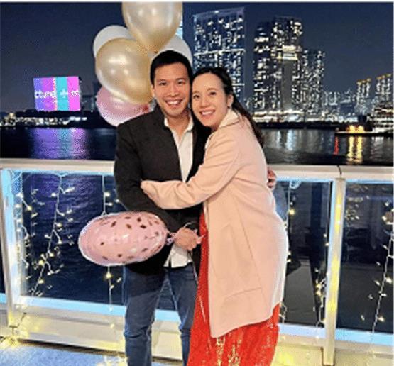 不仅如此,湛琪清本人的感情也同样特别的幸福,她和老公金承威也算得上