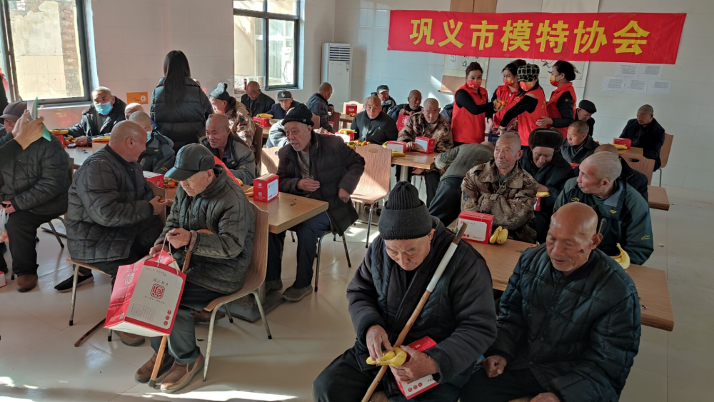 巩义市志愿者到鲁庄镇敬老院开展迎冬至送温暖活动