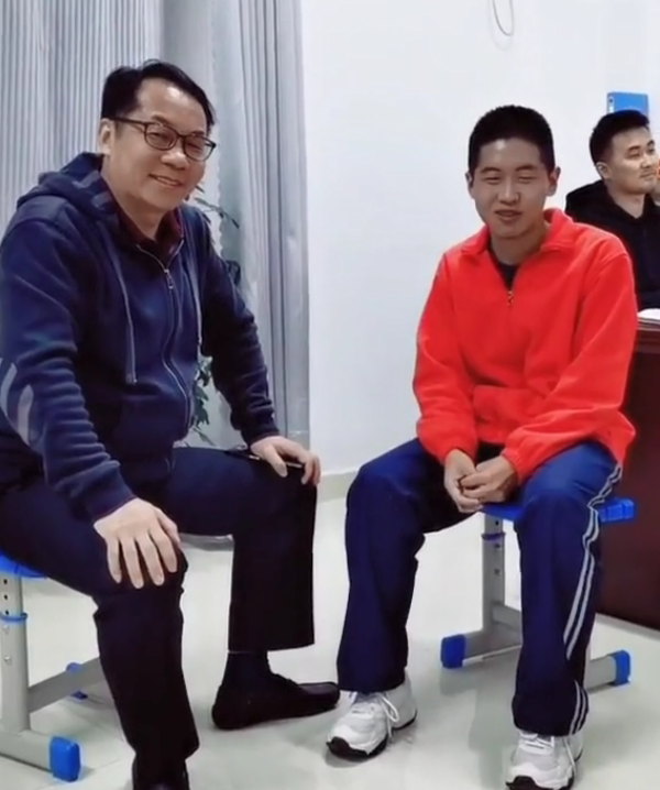 曝孙海洋夫妇已给孙卓定好亲事,女孩还在上初中,俩人都是单眼皮