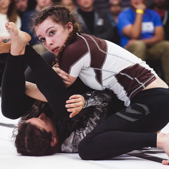 玫瑰罗斯重出江湖对战美女黑带