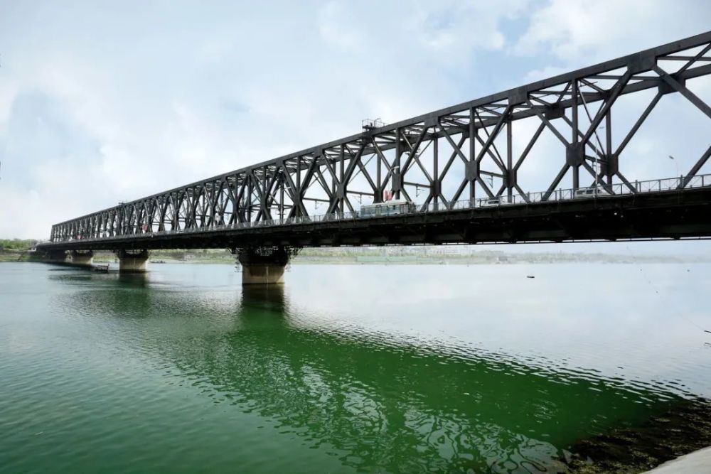 1970年5月,襄阳汉江大桥(一桥)横空出世,改变了襄城与樊城间交通只能