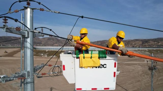 近日,国网静宁县供电公司采用斗臂车绝缘手套作业法,在八里镇高崖村