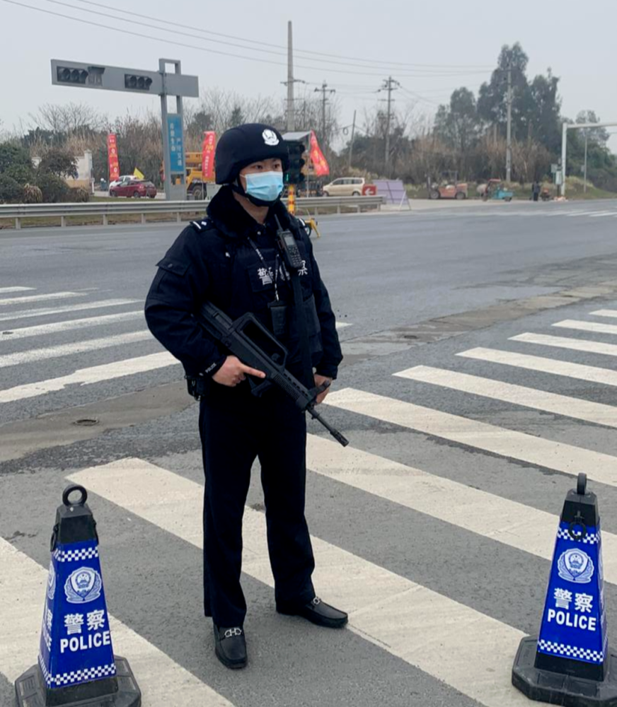 川警风采丨从便衣警察到公安局指挥中心 民警贾圆甘当"幕后英雄"_腾讯