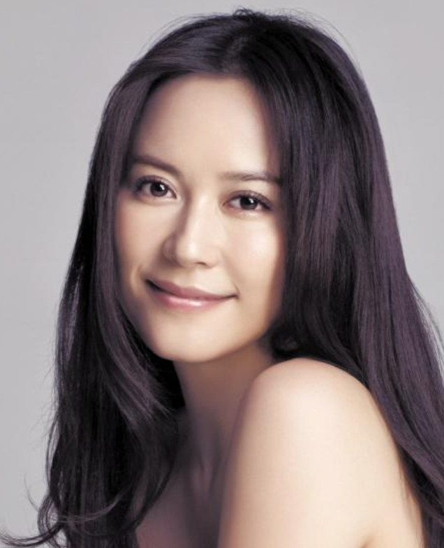 俞飞鸿12月21日拍广告超美素颜仿佛30岁路人镜头下穿旗袍太靓