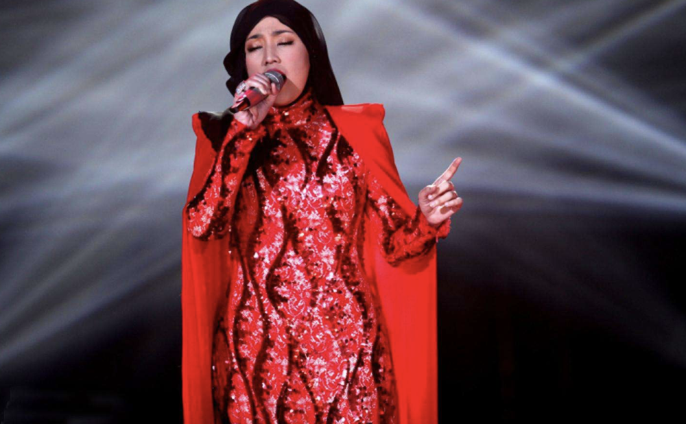 歌手茜拉豪宅遭遇洪水全家爬上屋顶等救援自曝靠养女逃过一劫