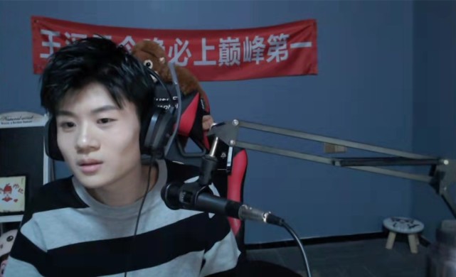 国服元歌桑杰露脸50岁声音却拥有18岁颜值长相周正很清秀