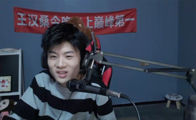 国服元歌桑杰露脸50岁声音却拥有18岁颜值长相周正很清秀