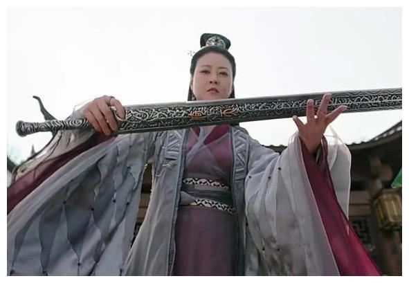 《倚天屠龙记》中的倚天剑是在《神雕侠侣》中被黄蓉,郭靖用玄铁重剑