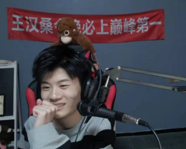 花果山猴王桑杰露脸直播,看到真实颜值后,粉丝:18岁的颜值50岁的声音