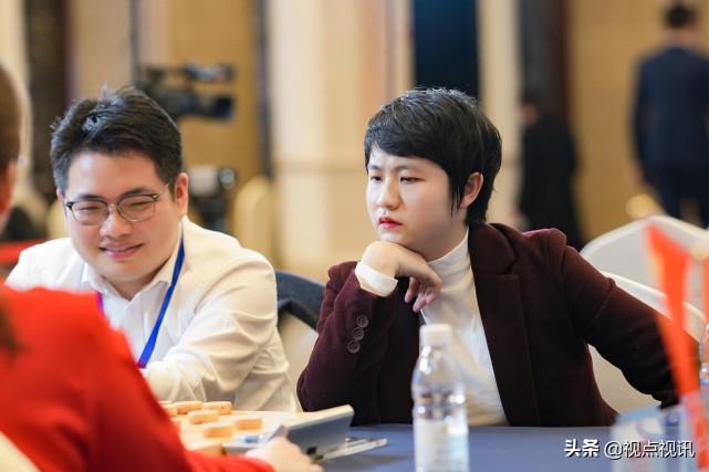 唐丹与成都棋手梁妍婷,郎祺琪等女棋手组成了赛事一道靓丽的风景线.