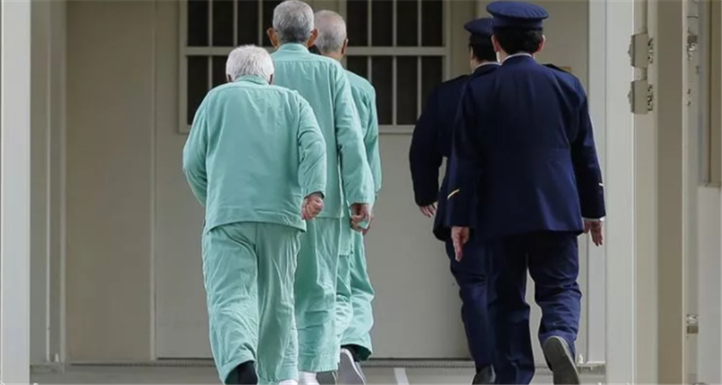 出狱半年再次犯案储蓄仅百来块一个66岁的老人决定回监狱养老