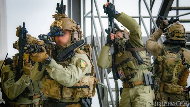 意大利特种部队反恐演习全员hk416乘坐直升机索降海上平台