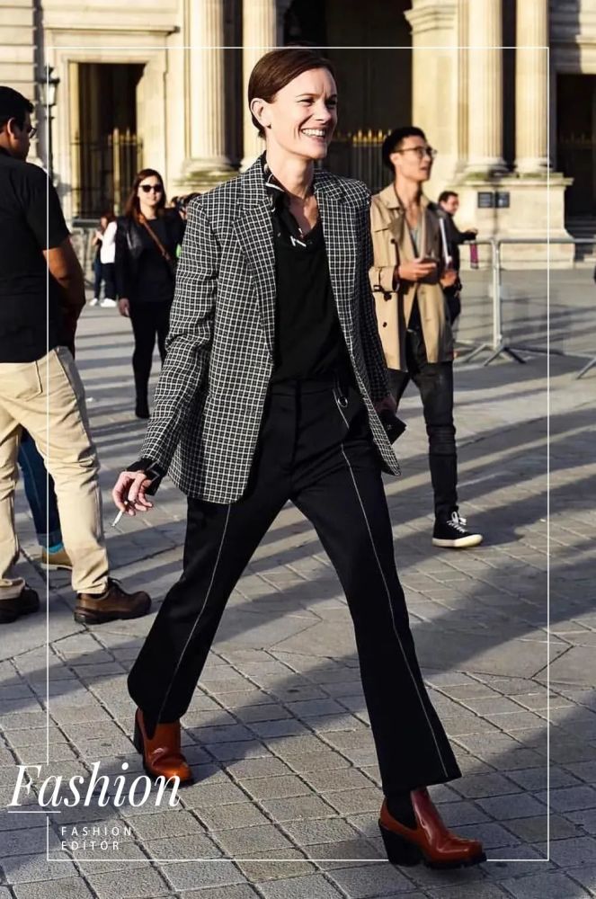 和时尚博主们相比时装编辑们基本就没有换过衣服