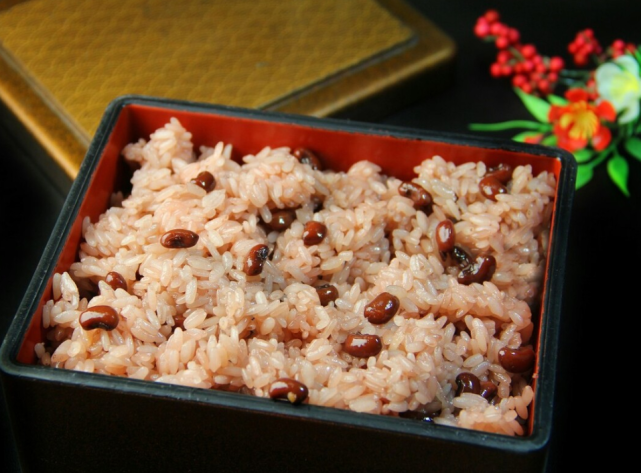 ","死"后的魂魄还来荼毒百姓,但他最怕红豆,所以就做红豆糯米饭来驱鬼