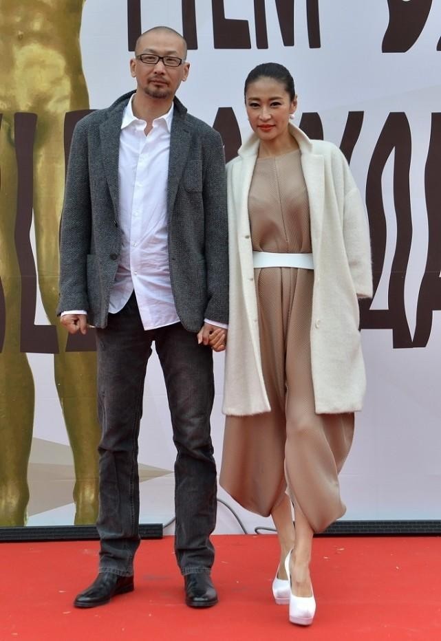 梁静和老公管虎同框,她身穿金色短裙秀"乌鸡腿",老公倒挺随性