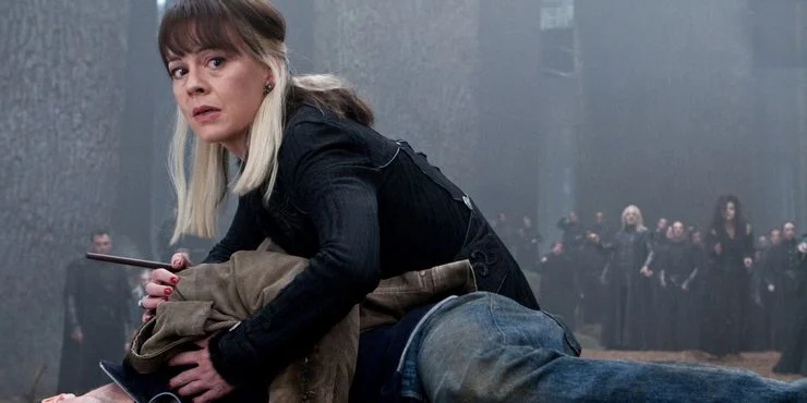 她一方面不敢违背伏地魔的命令,一方面还要尽其所能保护德拉科免受