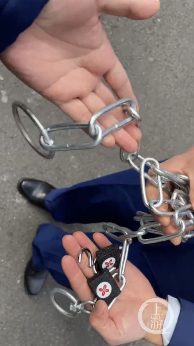 玩"生死局"惹祸 两小姐姐脚被锁求助消防