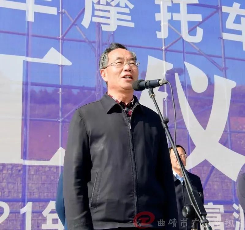 孟凡兵分别宣布富源县煤炭智慧物流园区项目,富源西风电场项目,云南铜