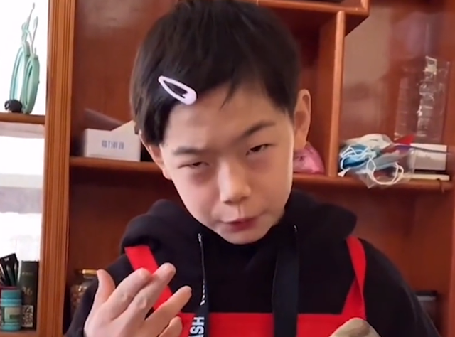 全网最小渣男典典,凭卑微日常收获千万粉丝,为何被官媒点名?