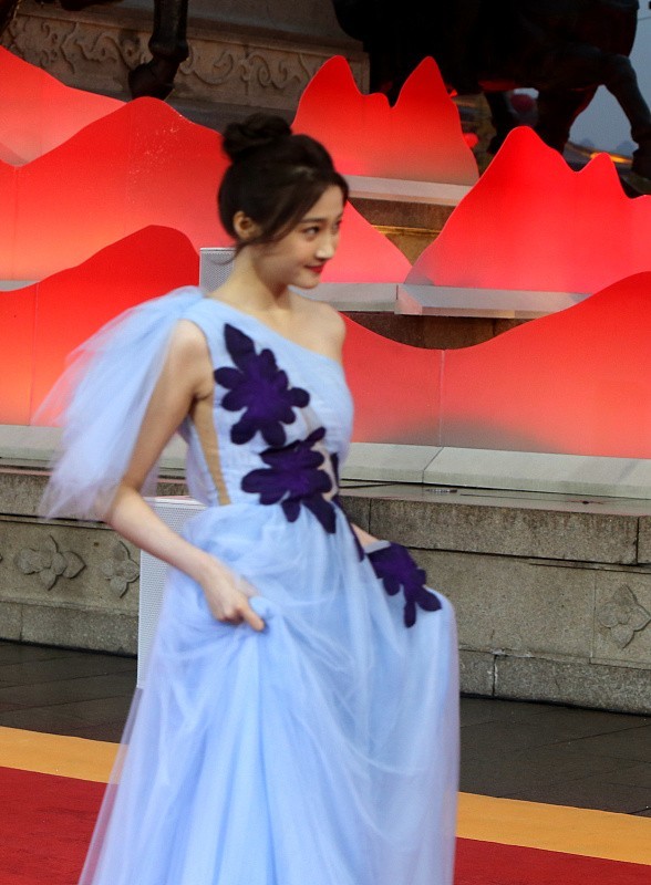 关晓彤这么好的身材,也有踩雷的时候,穿上纱裙有点显胖