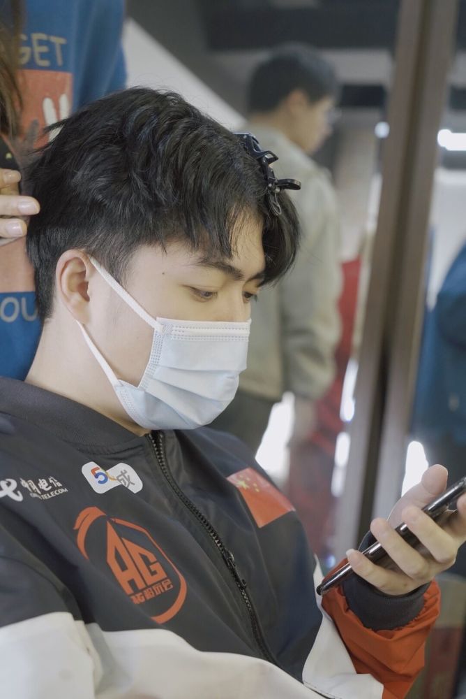 比如说汤汤,汤汤加入ag是在去年秋季赛时候,那个时候汤汤加入队伍后在