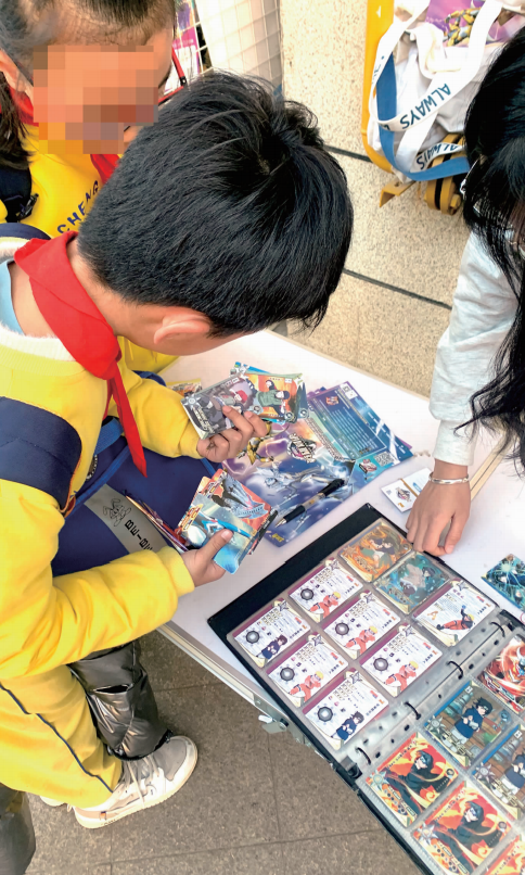 "两张相同的卡片可以换一张同等级的新卡.