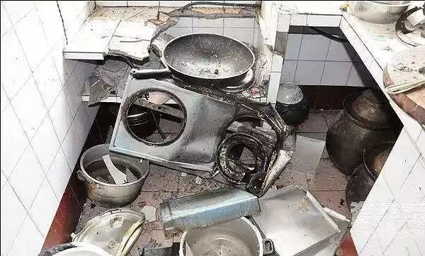高压锅爆炸锅盖被炸飞,身坐锅边小伙险炸伤,为何高压锅会爆炸?