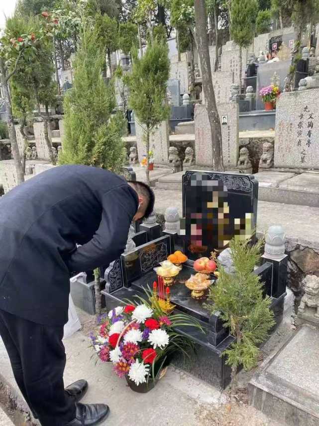 传达思念也传达普普通通的日常清晨6点我在杭州半山公墓代客祭扫