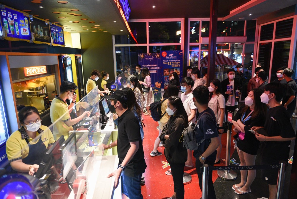 近日,胡志明市的年轻人挤爆了市内的各大影院,只为排队买票看"蜘蛛侠3