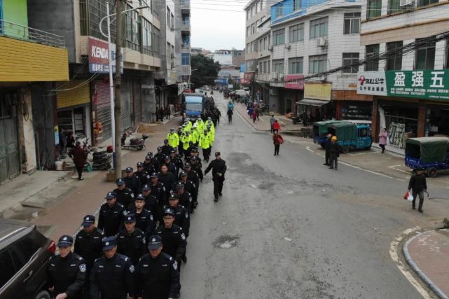 江华:白芒营片区应急拉练暨道路交通整治行动启动