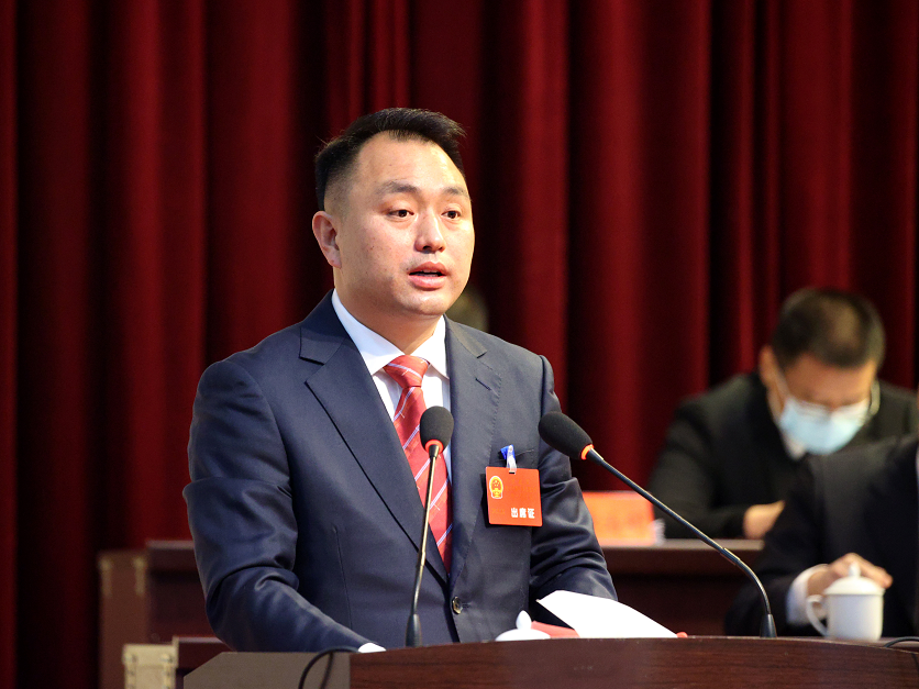 在热烈的掌声中,市委副书记,代市长吴伟同志代表建瓯市人民政府向大会