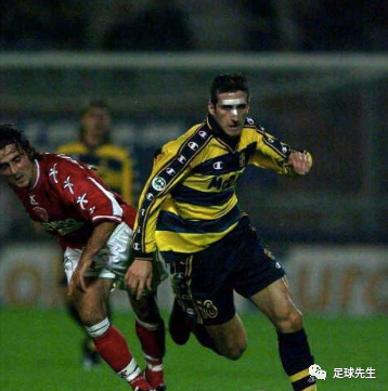 在亚平宁半岛,齐达内的故事大街小巷都在流传着,初来乍到的米库并没有