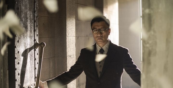 得到释放;要么被枪决……艰难的抉择之下,刘青石看了看自己的父母妻儿