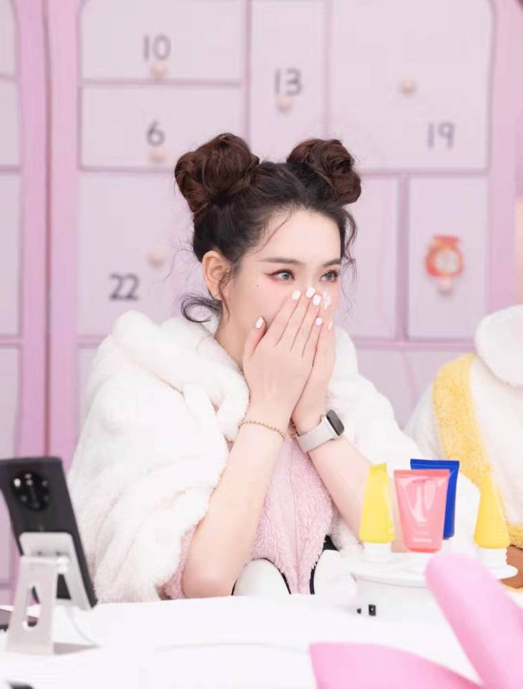 而翻看明星戚薇的账号,的确带货数据非常可观,短短直播了27场,已经