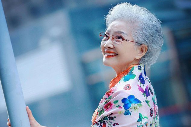 她是我见过最有气质的老人,91岁也不服老,发型和穿搭堪比教科书插图2