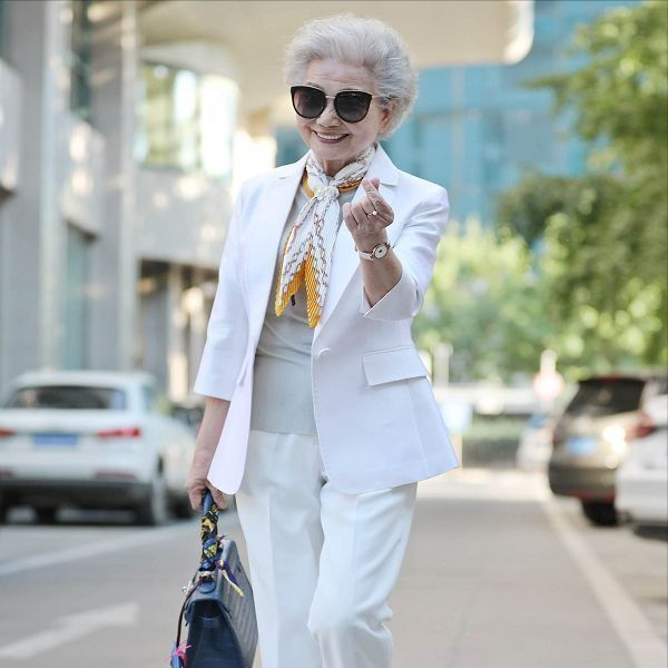 她是我见过最有气质的老人91岁也不服老发型和穿搭堪比教科书