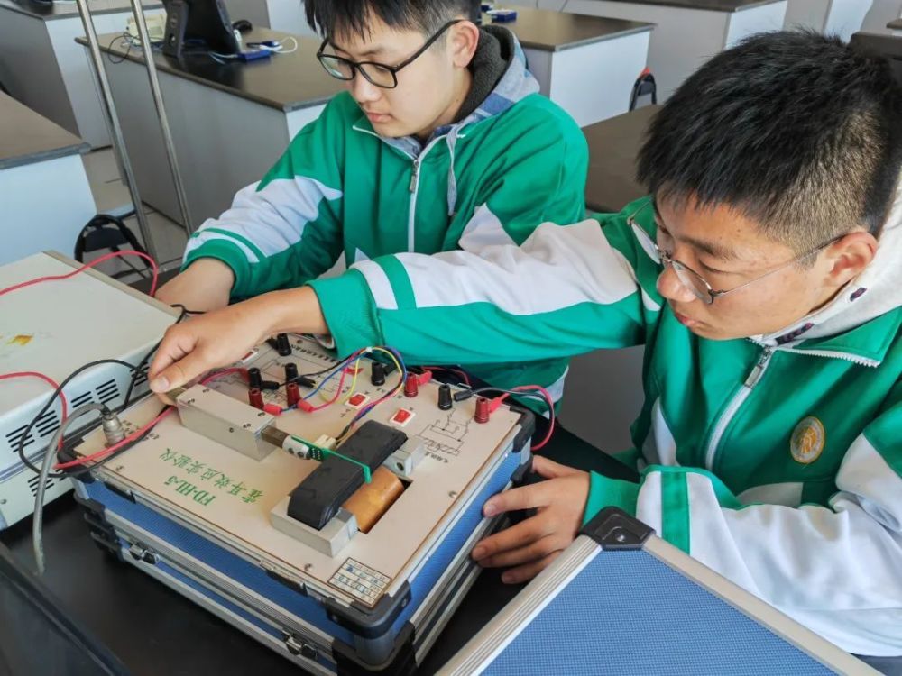 鼓掌这是你同学吗市北中学高中生获市青少年物理实验竞赛一等奖