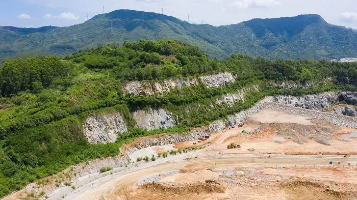 四是一矿一策"扎实推进19个矿山复绿整治工作.