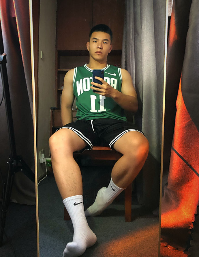 爱健身的深航空少撸铁打造出匀称好身材有颜有料痞帅迷人