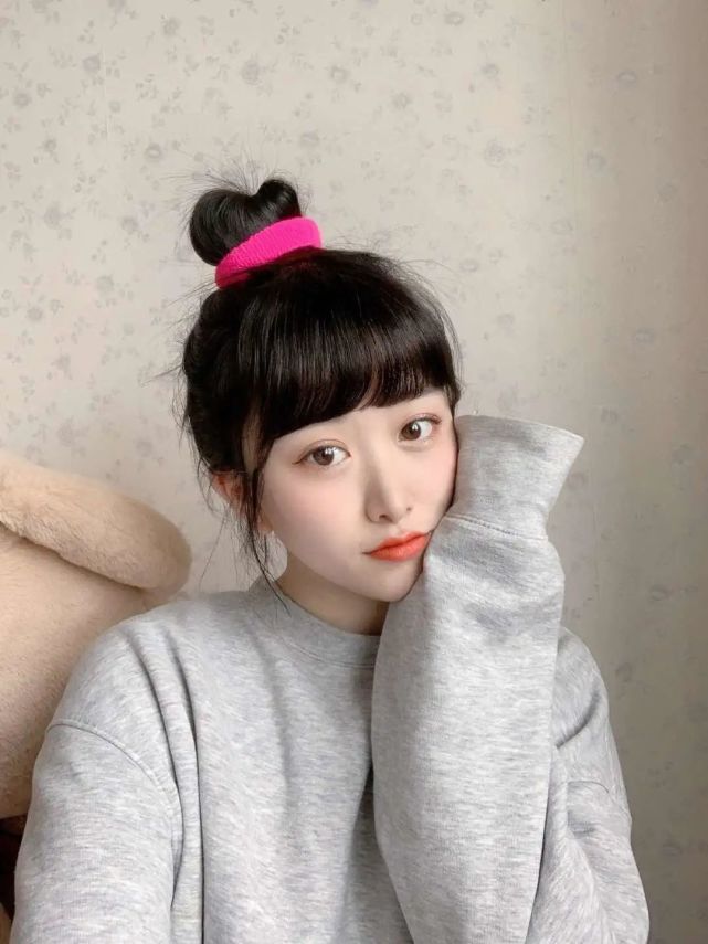 可爱女生发型齐刘海丸子头