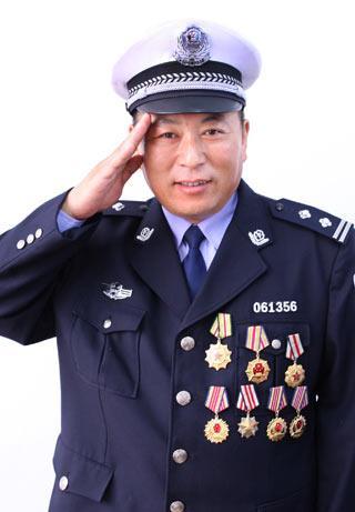 1999年,尤建华以副营职军官的身份转业,回到家乡南通当上了一名普通的