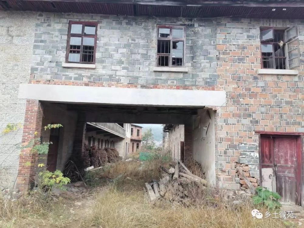 7万平方米,分兴国画眉坳矿区和赣县白石山矿区.