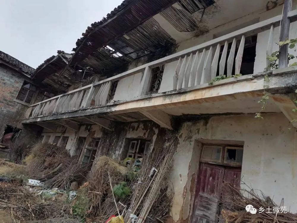 7万平方米,分兴国画眉坳矿区和赣县白石山矿区.