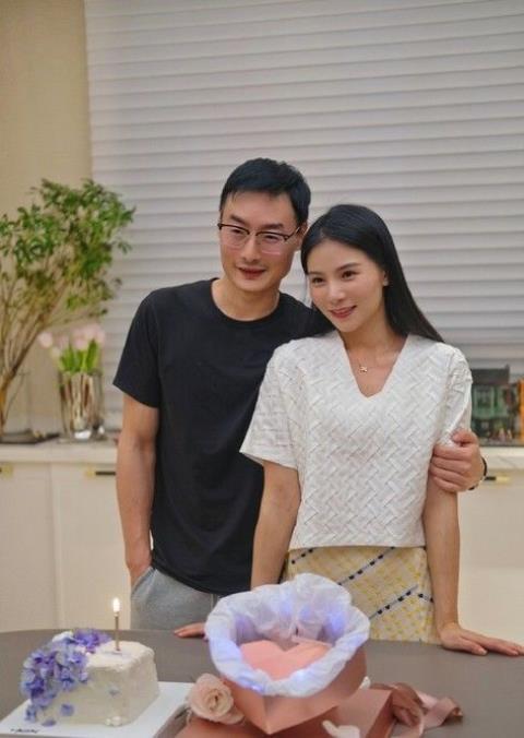 郎才女貌奥运冠军夫妇庆生31岁何姿展现好身材秦凯献拥吻