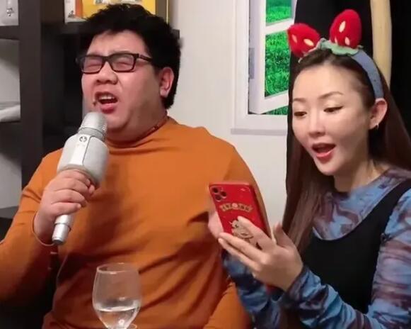 盲人歌手杨光官宣结婚生子孩子都快两周岁了老婆相当漂亮