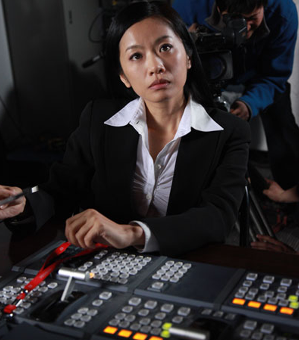 凤凰卫视主持曾子墨嫁上司4年生2个儿子49岁的她过得好吗