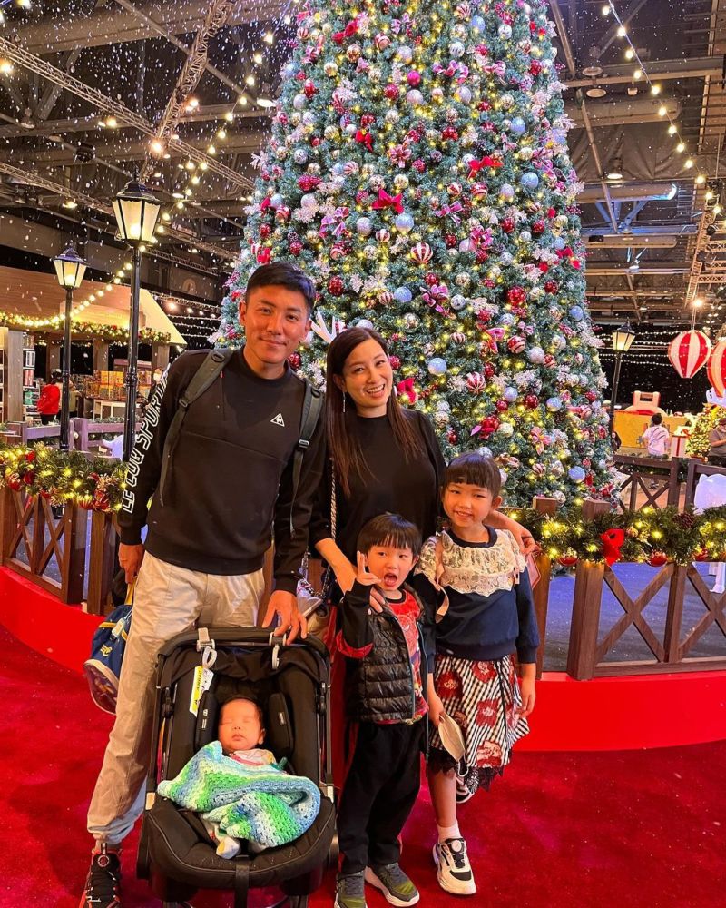 TVB小生张颖康带家人游玩拍全家福 体贴负责照顾三胎儿子和拿东西