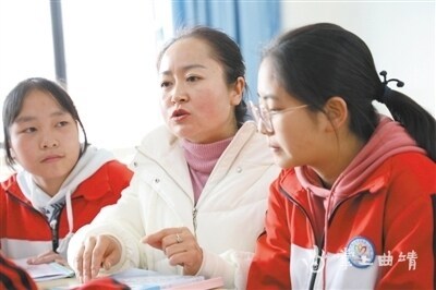 她叫汪慧芬,是麒麟区越州镇第一中学数学教师,担任班主任.