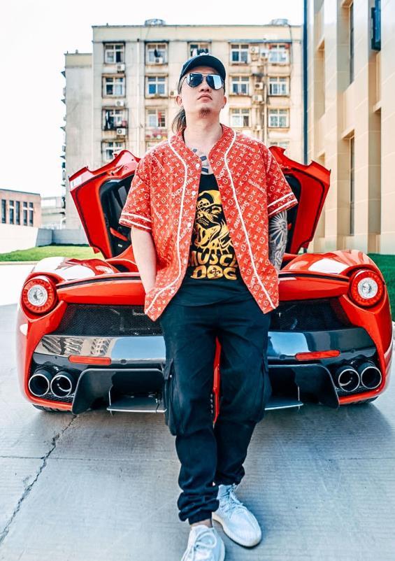 他还是pcrc超跑创始人就是身高不足一米六的李二狗