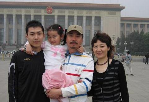 国家一级演员范明娶大6岁总裁为老婆继子成了他最大的骄傲